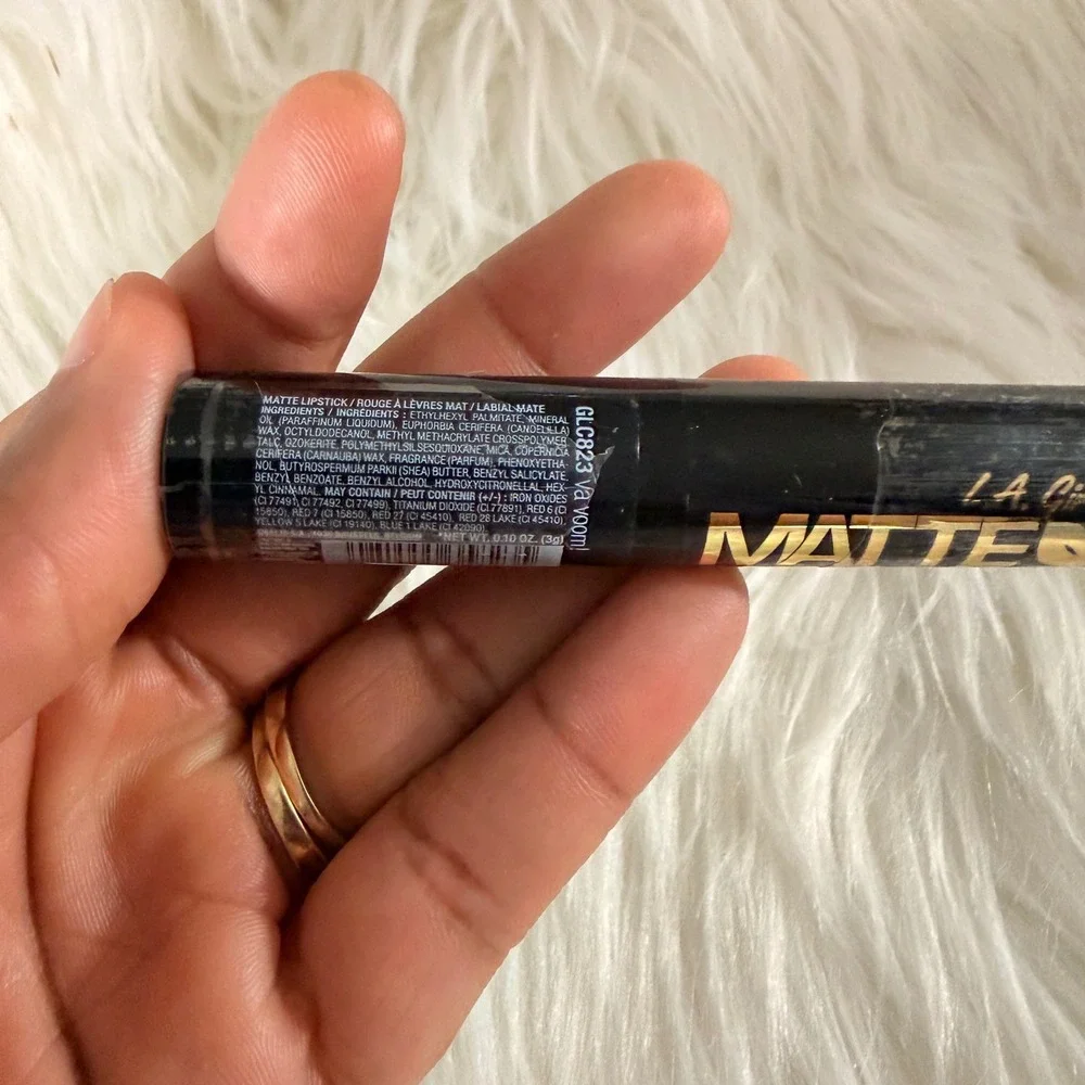 LA Girl Flat Velvet Matte Lipstick Womens 0.10oz Va Voom GLC823 New Sealed BERRY